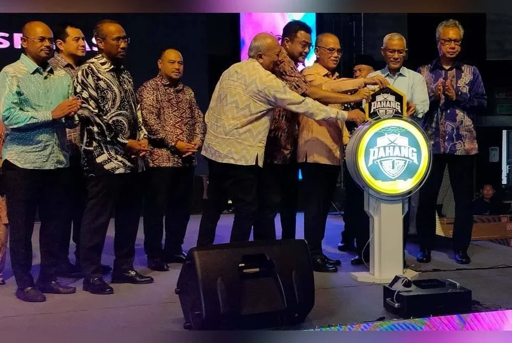 Wan Rosdy (tiga dari kanan) bersama barisan kepimpinan negeri menyempurnakan gimik pelancaran Pahang 1st di sini pada Khamis.