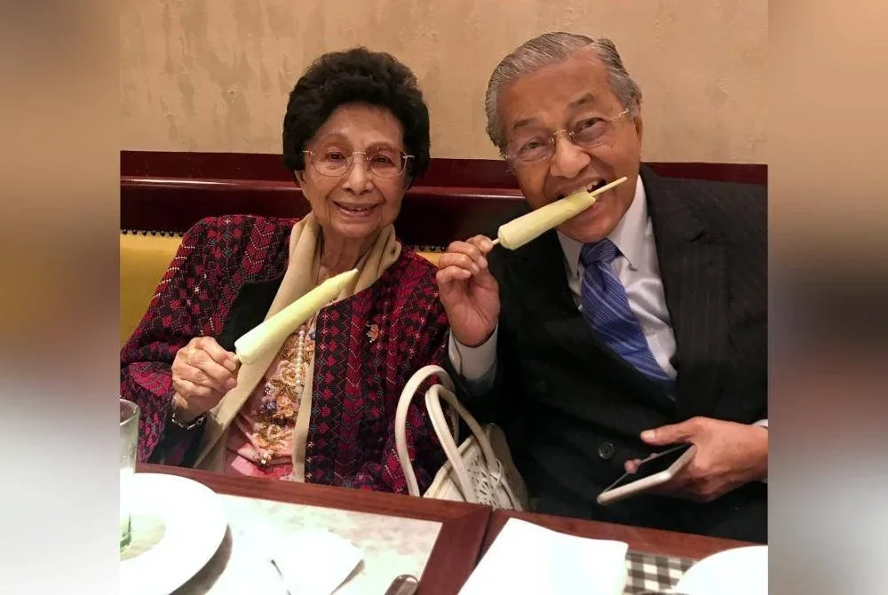 Tun Dr Mahathir bersama isteri, Tun Dr Hasmah Mohamad Ali.