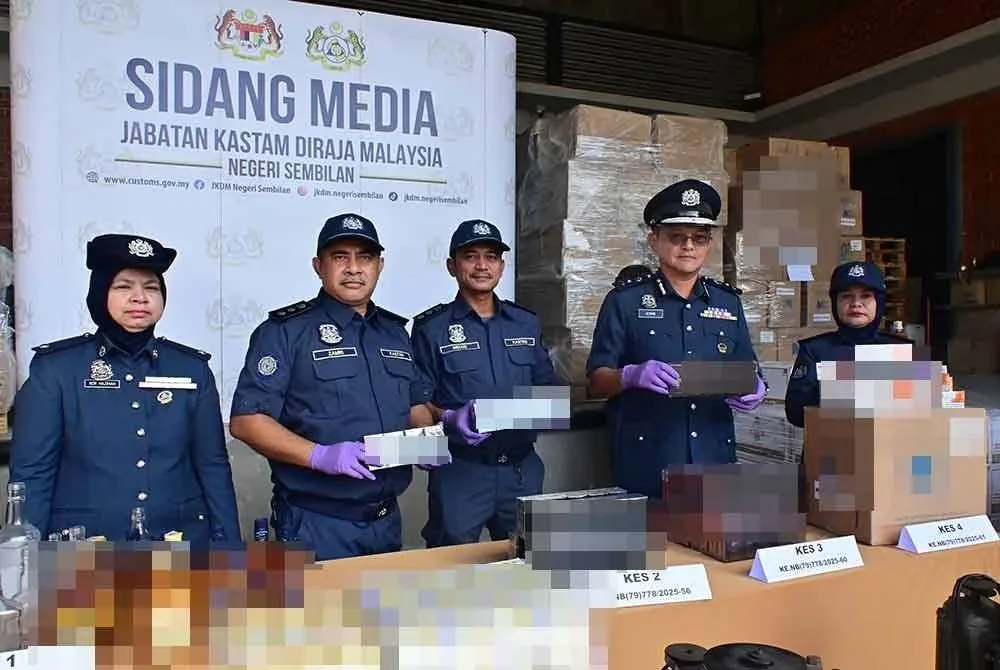 Muhammad Ilyas Queek (dua dari kanan) menunjukkan rokok dan arak yang dirampas dalam empat serbuan dilakukan. Foto: ihsan JKDM Negeri Sembilan