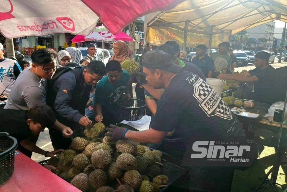 Orang ramai sanggup beratur lebih awal untuk mendapatkan durian murah yang dijual di Lubuk Durian Ali Spices, Kuala Terengganu. 