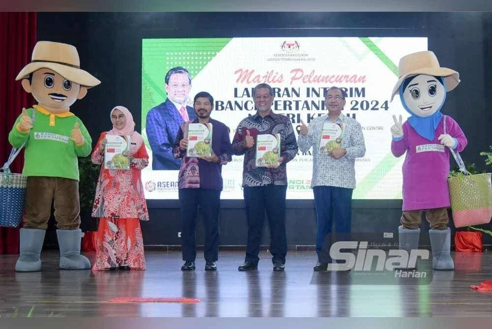 Mohd Uzir (tiga dari kiri) dan Dzowahir (tiga dari kanan) pada Majlis Peluncuran Laporan Interim Banci Pertanian 2024 Negeri Kedah di Alor Setar.