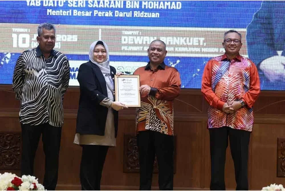 Saarani (dua dari kanan) menyampaikan sijil penghargaan kepada peserta Seminar Kelestarian Integriti: Pembangunan Institusi Pendidikan Agama - Bicara Integriti dan Program Pegawai Integriti Bertauliah di Dewan Bankuet Bangunan Perak Darul Ridzuan di Ipoh pada Khamis.