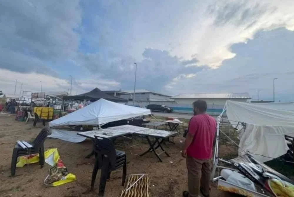 Keadaan gerai peniaga di sekitar kawasan jambatan angkat yang rosak akibat kejadian ribut kira-kira jam 2.30 petang tadi. - Foto: Bernama