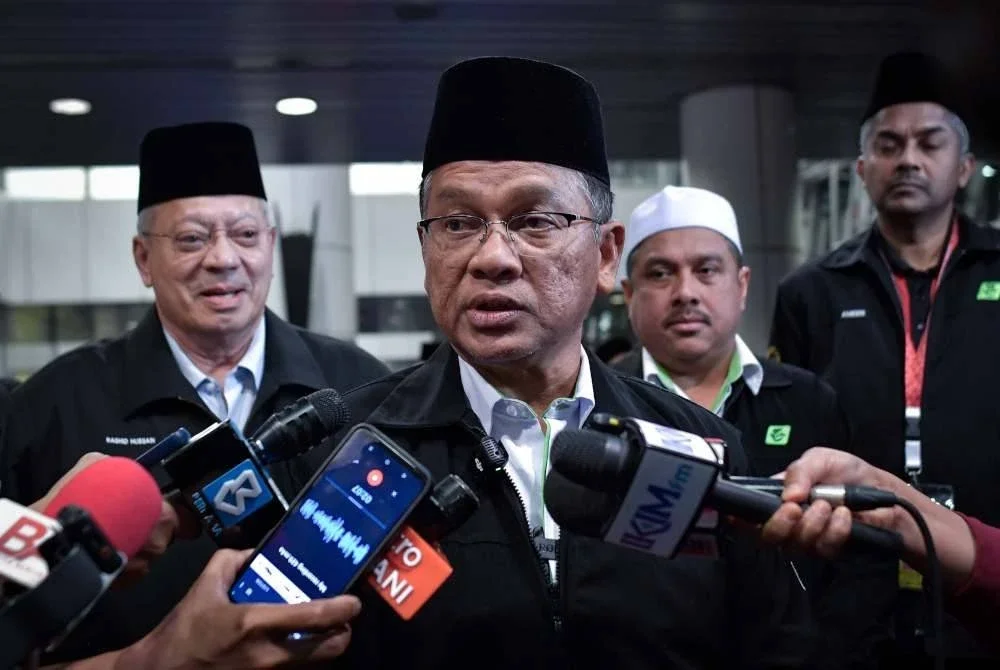 Mohd Na'im Mokhtar ketika ditemui pemberita selepas menyambut kumpulan terakhir jemaah haji Malaysia sebanyak 264 orang yang tiba di KLIA Terminal 1 malam ini. Foto Bernama