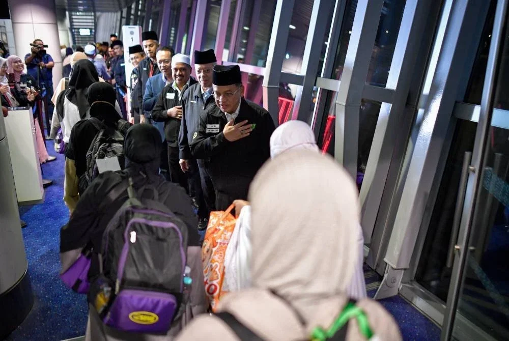 Mohd Na'im menyambut kumpulan terakhir jemaah haji Malaysia sebanyak 264 orang yang tiba di KLIA Terminal 1 malam ini. Foto Bernama