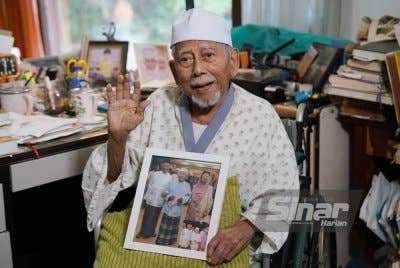 Hanafiah menunjukkan gambarnya bersama Dr Mahathir dan Dr Hasmah. Foto ASRIL ASWANDI SHUKOR dan HALIM WAHID 