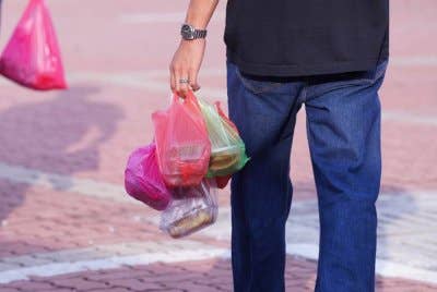 Secara teorinya apabila banyak wang, kita akan mula berbelanja lebih dan ia akan merancakkan aktiviti perniagaan di Malaysia. Foto hiasan