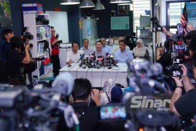 Rafizi bersama beberapa Ahli Parlimen Parti Keadilan Rakyat (PKR) ketika sidang media di Pusat Khidmat Rakyat Parlimen Subang pada Isnin. Foto Sinar Harian MOHD HALIM ABDUL WAHID
