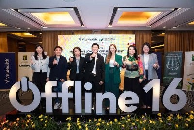 Dr K S Beh (tengah) bersama Ixora Ang (tiga dari kanan) bersama rakan sokongan sempena penganjuran OFFLINE 16 tahun ini.