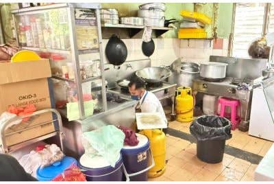 Operasi berkenaan dilaksanakan susulan aduan orang awam yang diterima melalui platform AduKL berhubung tahap kebersihan serta pematuhan undang-undang kesihatan di pusat penjaja terbabit. Foto DBKL