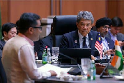 Mohamad ketika menghadiri Mesyuarat Pasca Persidangan Menteri-Menteri Luar ASEAN (PMC) bersama beberapa negara termasuk China, New Zealand, Australia dan Kanada, sempena Mesyuarat Menteri-Menteri Luar ASEAN (AMM) ke-58 dan mesyuarat berkaitan di Pusat Konvensyen Kuala Lumpur (KLCC) pada Khamis. Foto Bernama 