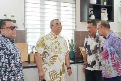 Muhammad Sanusi (dua dari kiri) ketika melihat rumah contoh sempena majlis serahan kunci Mutiara Bandar Puteri Jaya Fasa 7, pada Khamis.
