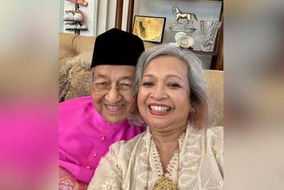 Marina (kanan) berkongsi gambar bersama bapanya, Tun Dr Mahathir.
