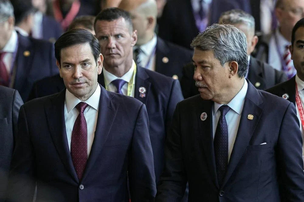 Mohamad Hasan (kanan) dan Marco Rubio selepas mesyuarat dua hala pada Mesyuarat Menteri Luar ASEAN (AMM) ke-58 dan mesyuarat berkaitan di Pusat Konvensyen Kuala Lumpur hari ini. - Foto: Bernama