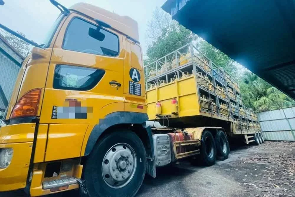 Lori treler jenis Hino membawa 700 tong gas yang berada di premis berkenaan turut disita.