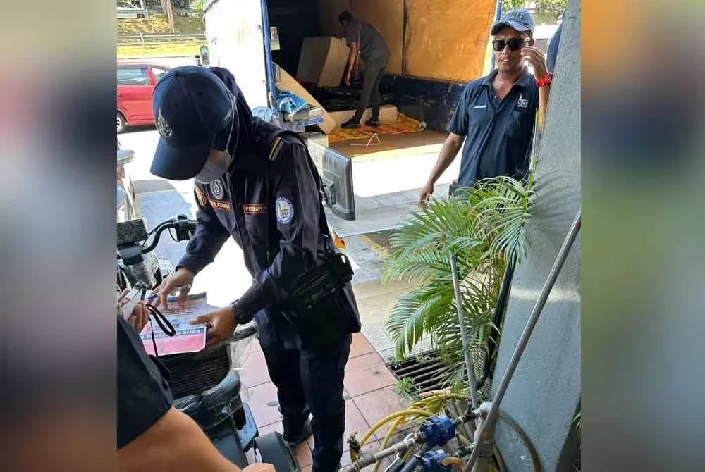 Anggota penguat kuasa MPKS memeriksa dan menyita peralatan di hotel berkenaan.