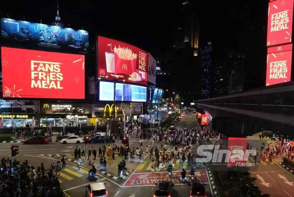 Kawasan Segi Tiga emas di Bukit Bintang diterangi pancaran keemasan apabila semua paparan DOOH utama memaparkan visual kentang goreng ikonik McDonald’s secara serentak. Foto SINAR HARIAN/ROSLI TALIB