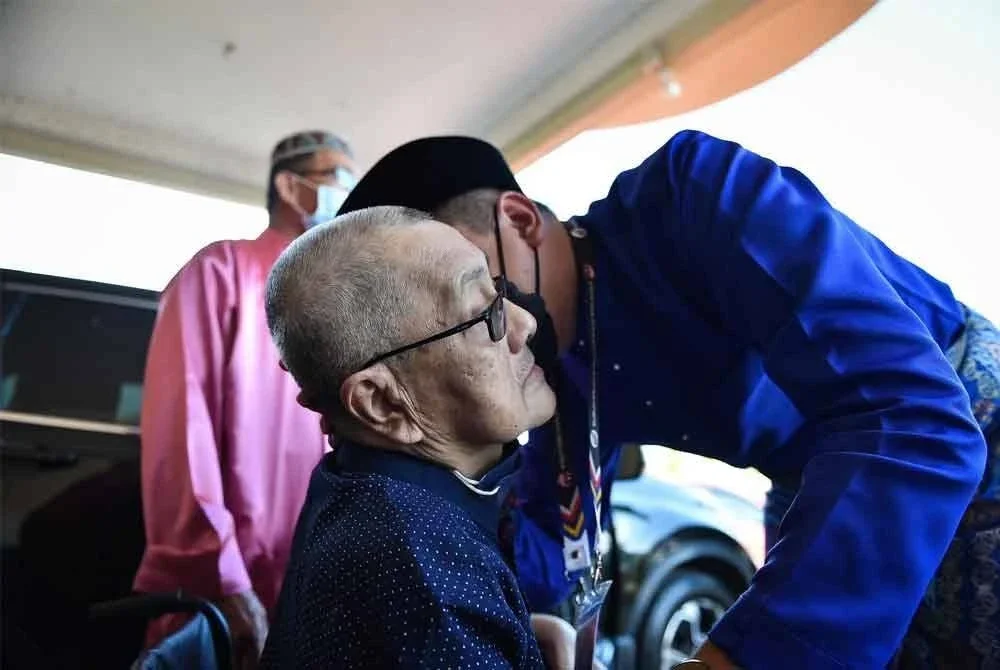 Gambar kenangan yang dimuat naik Dr Muhamad Akmal bersama Allahyarham bapanya.