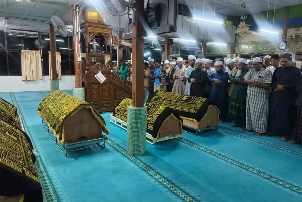 Orang ramai hadir solat jenazah enam beranak di Masjid At-Taqwa, di Jerlun pada malam Isnin.