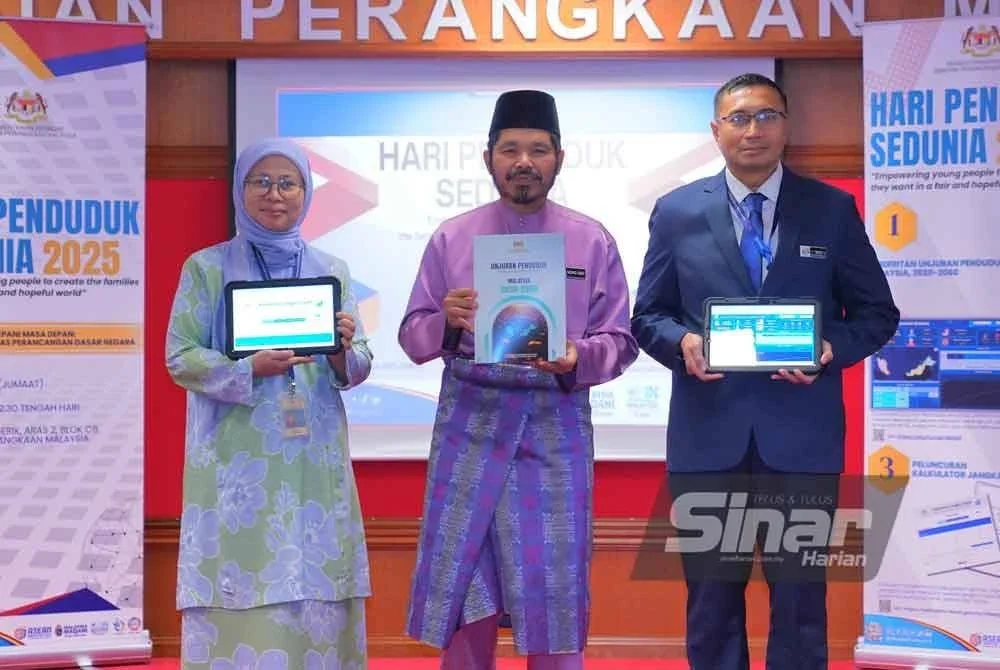 Mohd Uzir (tengah) merasmikan Sambutan Hari Penduduk 2025 peringkat Jabatan Perangkaan Malaysia pada Jumaat. Foto Sinar Harian - MOHD HALIM ABDUL WAHID