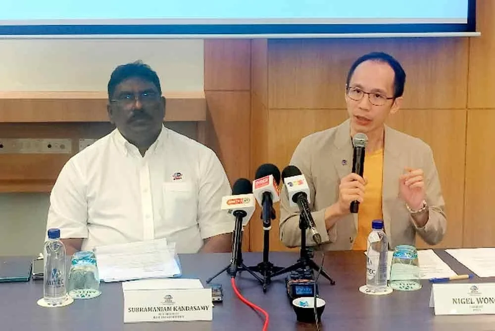 Wong (kanan) dan Subramaniam (kiri) pada sidang akhbar di sini pada Jumaat.