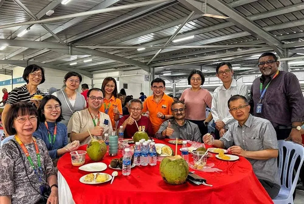 Yew Aik (berdiri,empat dari kiri) bersama kakitangan Pantai Hospitak Ayer Keroh pada program itu.