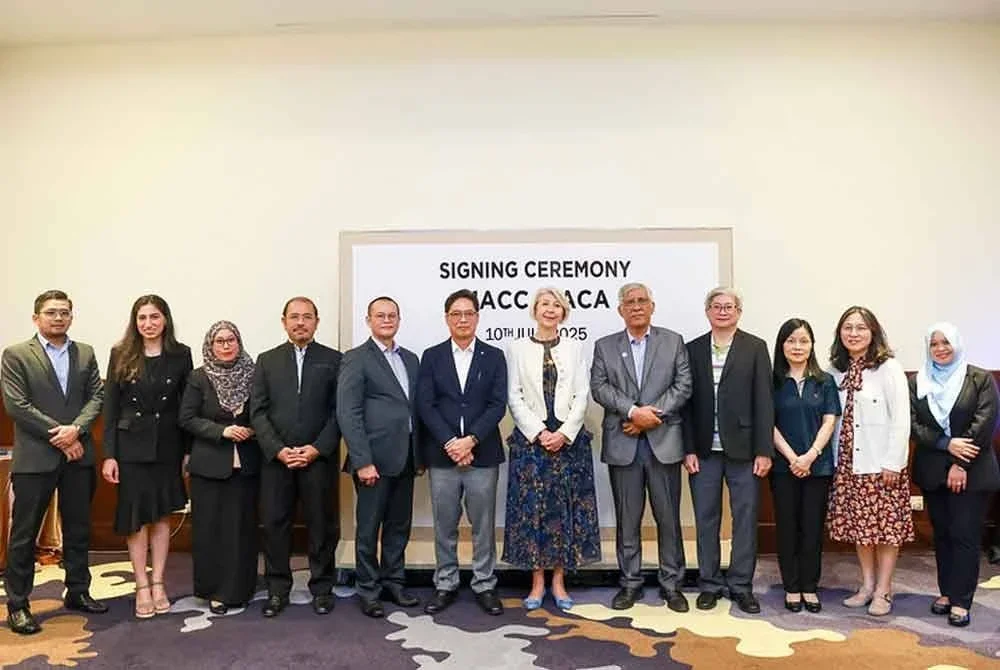 Azam (enam dari kiri) bergambar bersama Slagjana Taseva (tujuh dari kiri) selepas pemeteraian kerjasama yang berlangsung di ibu negara pada Khamis.