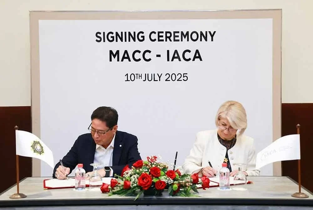 Azam menandatangani kerjasama bersama IACA dalam meneroka peluang baharu khususnya pembangunan kapasiti dan keupayaan dalam bidang pencegahan rasuah di peringkat antarabangsa.