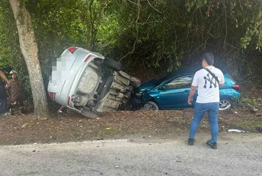 Keadaan kereta Proton Saga dan Perodua Axia yang turut terlibat dalam kemalangan terbabit.