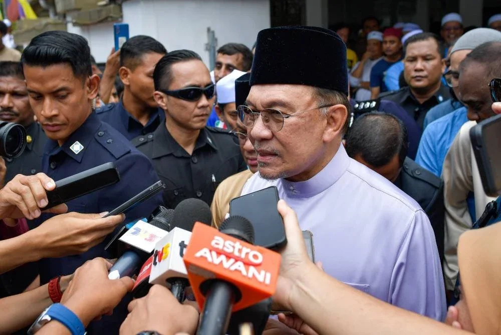 Anwar ditemui media selepas menunaikan solat Jumaat di Surau Ar-Rahim, di sini, hari ini. Foto Bernama