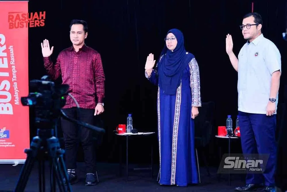Nurhayati (tengah) dan Izzat Afifi membaca ikrar benci rasuah sempena Forum Khas #RuangBelia: Dari Tahu ke Tindak – Lawan Rasuah! yang berlangsung di Karangkraf di sini pada Jumaat. FOTO SINAR HARIAN/ASRIL ASWANDI SHUKOR.