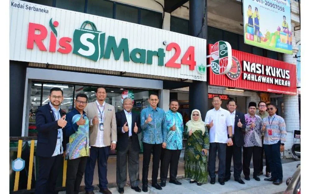 Manndzri (tengah) dan Mohd Fared (lima kiri) bersama delegasi dalam lawatan ke RisSMart24 di Ampang.