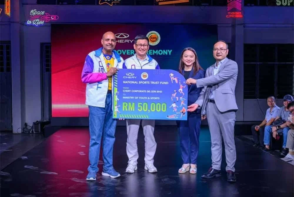 Menteri Belia dan Sukan, Hannah Yeoh (dua dari kanan) menerima sumbangan daripada wakil Chery Malaysia berjumlah RM50,000 untuk KWASN. Foto KBS.