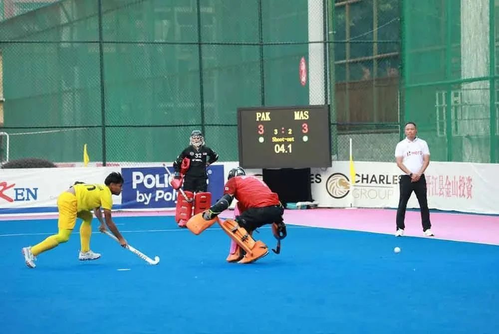Sebahagian aksi menarik Malaysia menentang Pakistan dalam perlawanan separuh akhir Piala Asia B-18 di Pusat Latihan Hoki Nasional Dazhou, China pada Jumaat. FOTO: Asian Hockey Federation