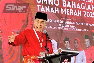 Ahmad Zahid semasa merasmikan Mesyuarat Perwakilan UMNO Bahagian Tanah Merah pada Jumaat.