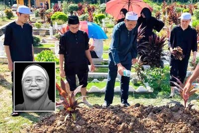 Muhammad Yusri (dua dari kiri) melihat ayahnya menyiram pusara ibunya.Gambar kecil, Rozana.