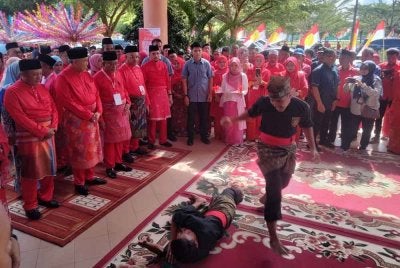 Ahmad Jazlan (kiri) mengiringi Ahmad Zahid melihat persembahan silat yang tiba untuk merasmikan Mesyuarat Perwakilan UMNO Bahagian Tumpat 2025 pada Jumaat.