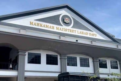 Pertuduhan terhadap kedua-duanya dibacakan secara dalam talian melalui sidang Zoom.