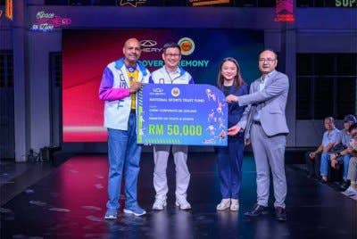 Menteri Belia dan Sukan, Hannah Yeoh (dua dari kanan) menerima sumbangan daripada wakil Chery Malaysia berjumlah RM50,000 untuk KWASN. Foto KBS.