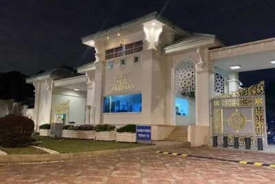 Kenderaan dipercayai milik Anwar keluar meninggalkan Seri Perdana pada jam 9.40 malam.