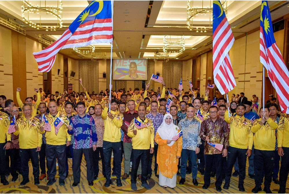 Zambry (tengah) bersama kontinjen negara ke WUG di Jerman pada majlis penyerahan Jalur Gemilang di Putrajaya pada malam Jumaat. Foto Bernama.