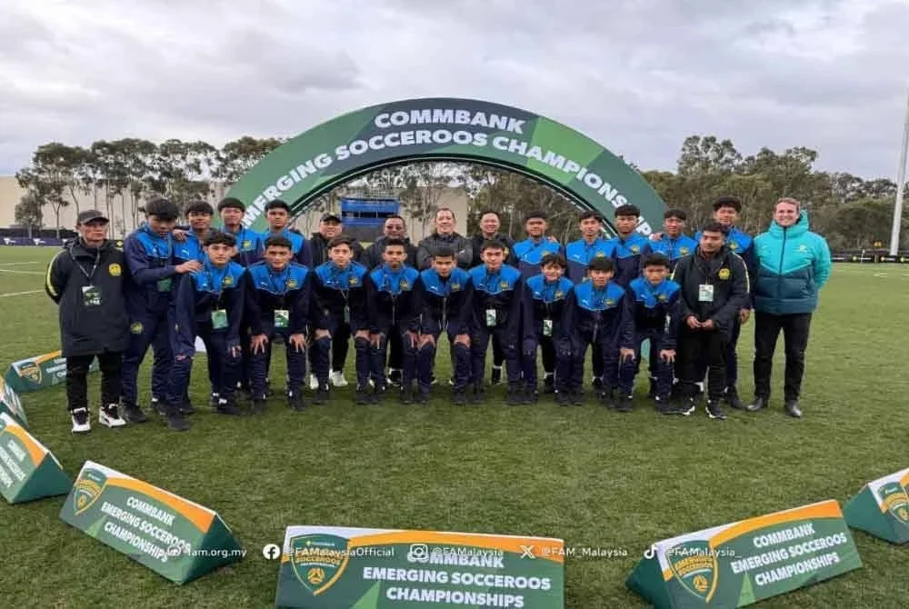 Mohd Joehari (belakang, tengah) bersama skuad B-15 negara yang beraksi pada Kejohanan Emerging Socceroos Championships di Melbourne, Australia. Foto Facebook FAM