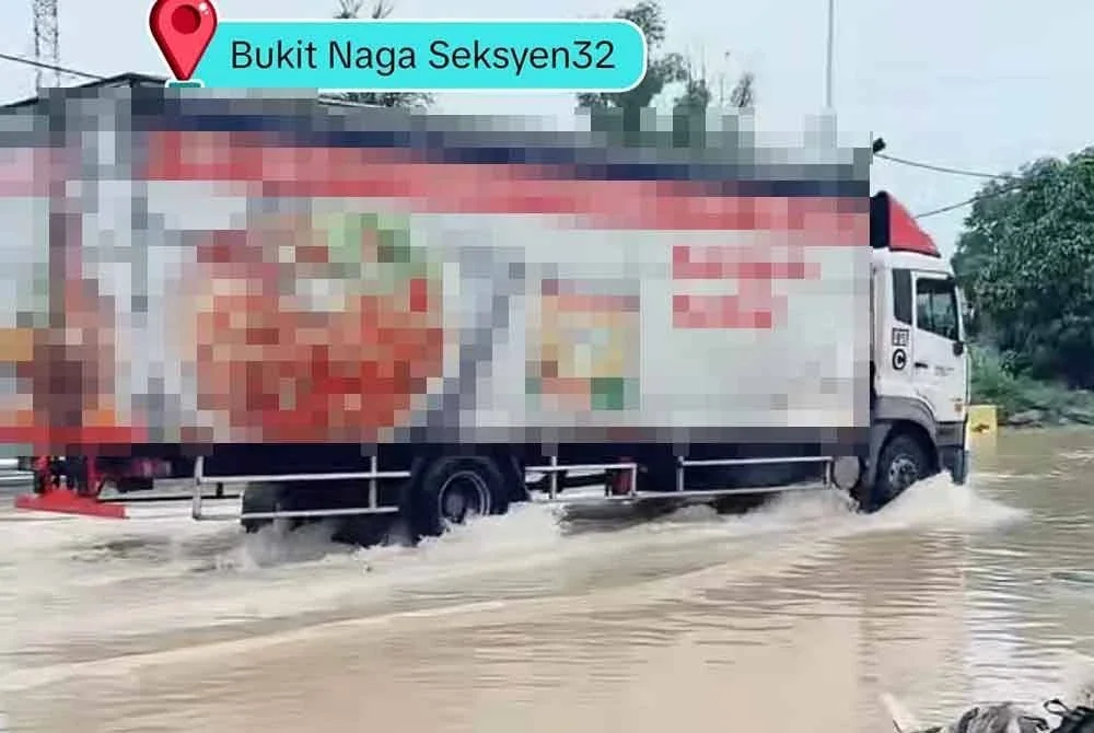 Beberapa kenderaan dilihat memperlahankan kenderaan dan cuba mengelak laluan yang dinaiki air bagi mengelakkan risiko kerosakan enjin.