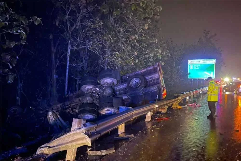 Seorang lelaki maut dalam kemalangan melibatkan dua buah treler di kilometer (KM) 144 Lebuhraya Utara-Selatan arah selatan, awal pagi tadi.