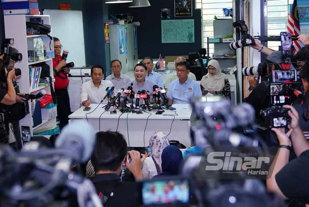 Ahli Parlimen Pandan, Datuk Seri Rafizi Ramli bersama beberapa Ahli Parlimen Parti Keadilan Rakyat (PKR) ketika sidang media di Pusat Khidmat Rakyat Parlimen Subang pada Isnin. FOTO - SINAR HARIAN / MOHD HALIM ABDUL WAHID