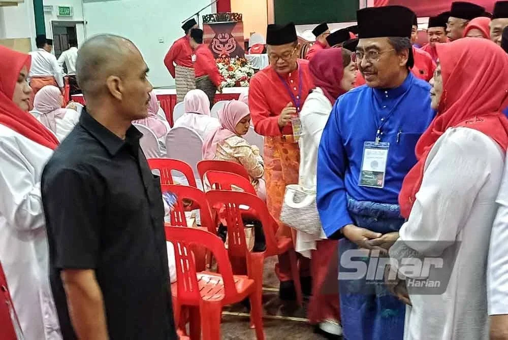 Johari (dua dari kanan) beramah mesra dengan perwakilan selepas merasmikan Mesyuarat Perwakilan UMNO Bahagian Kuantan di Dewan Universiti Islam Pahang Sultan Ahmad Shah pada Sabtu.