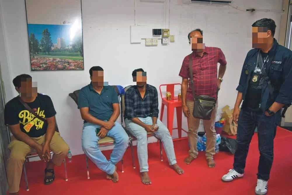 Dua sindiket warga asing yang menawarkan perkhidmatan berkaitan permohonan PLKS tumpas dalam dua serbuan berasingan di ibu negara pada Khamis.