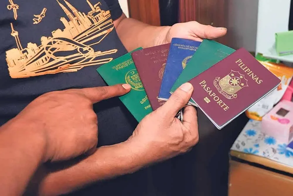 Serbuan turut merampas beberapa dokumen dipercayai digunakan dalam menjalankan kegiatan terbabit.