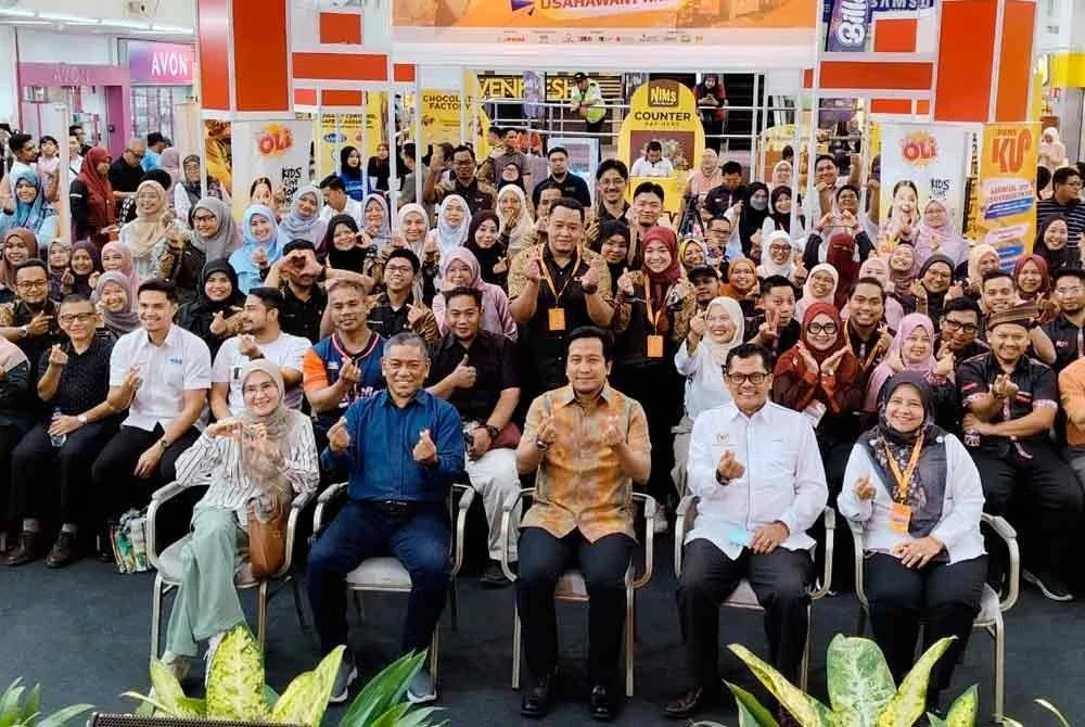 Mohd Najwan (duduk tengah) dan Suhaimi (dua dari kiri) bersama jawatankuasa penganjur dan peserta.