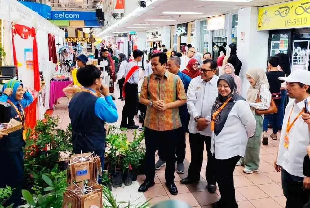 Mohd Najwan (tengah) ketika melawat reurai di KUP 2025 di Kompleks PKNS Shah Alam.
